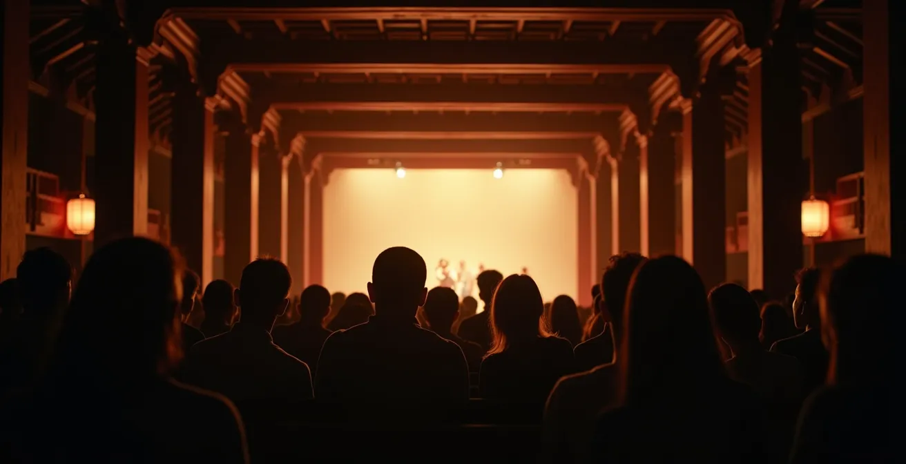 Vista ampia del pubblico seduto nel Teatro Reale di Hué durante una performance